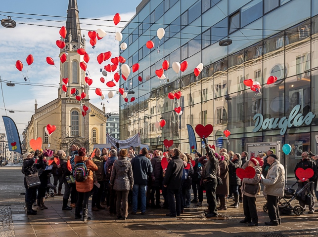 Flash­mob “Wir hal­ten unse­re Lie­be hoch”